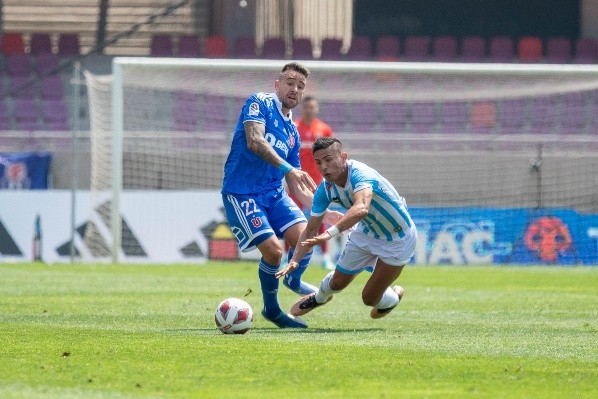 Matías Zaldivia disputa un balón con Felipe Flores en la victoria de la U ante Magallanes. (Agencia Uno).
