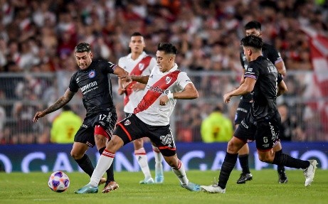 Pablo Solari disputó todo el compromiso en la victoria de River Plate por 2-1 ante Argentinos Juniors: Foto: Getty Images.