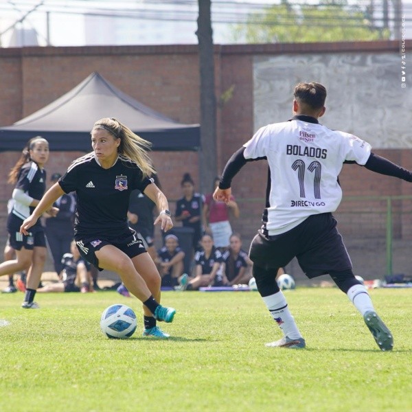 Las albas enfrentaron a una escuela de fútbol masculina de Colo Colo durante la pretemporada. | Colo Colo Femenino