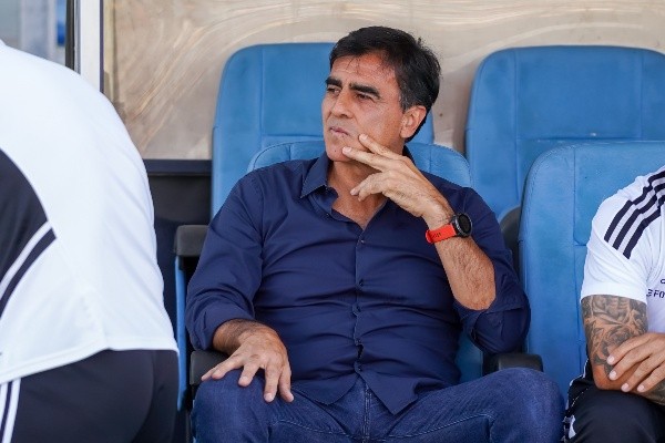 Gustavo Quinteros tiene tiempo para ordenar las piezas en Colo Colo. El DT tampoco podrá dirigir ante Everton. (Guille Salazar/RedGol).