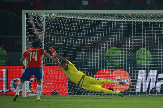 Así se vio el remate que Matías Fernández le clavó a Chiquito Romero en la definición de la final de la Copa América 2015 entre la Roja y Argentina. (Getty Images).
