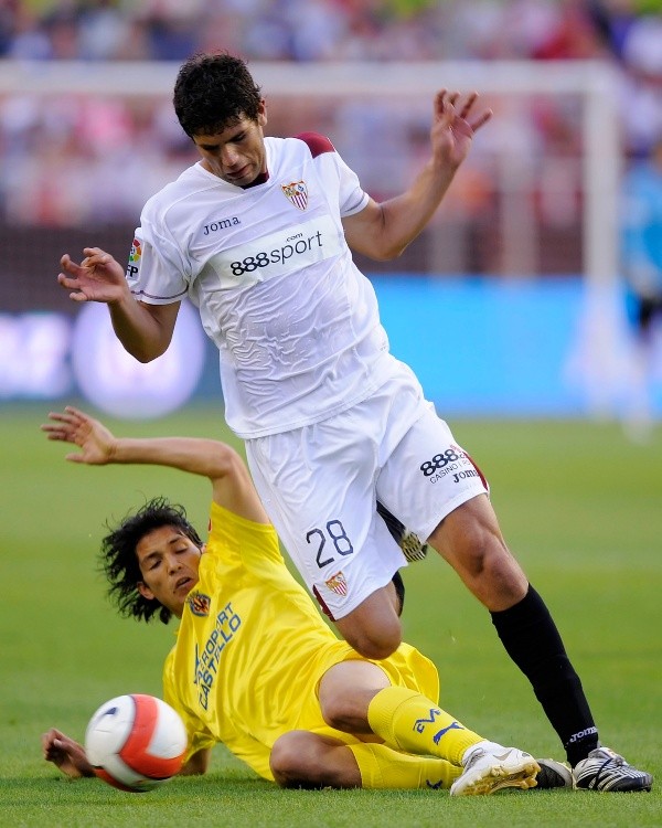 Mati Fernández lucha una pelota con Federico Fazio, defensor argentino que entonces militaba en el Sevilla. (Getty Images).