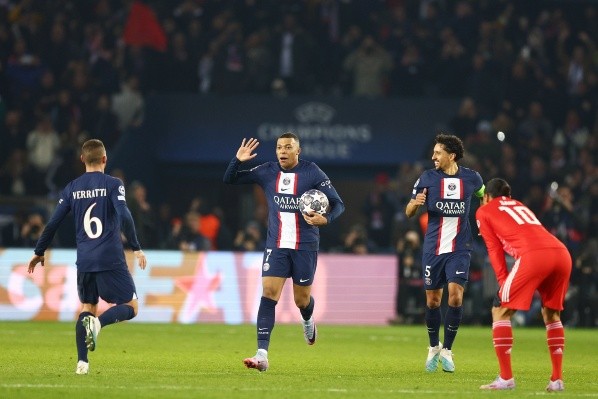 Kylian Mbappé celebra el gol que fue posteriormente invalidado por una posición de adelanto. (Getty Images).