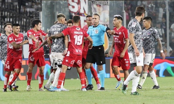 Carlos Palacios se encaró con varios rivales en el triunfo de Colo Colo ante Ñublense. Terminó expulsado. (Agencia Uno).