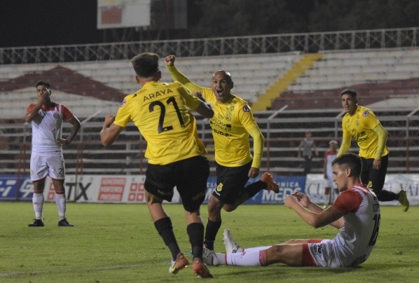 Suazo celebra uno de sus goles (Foto: San Luis)