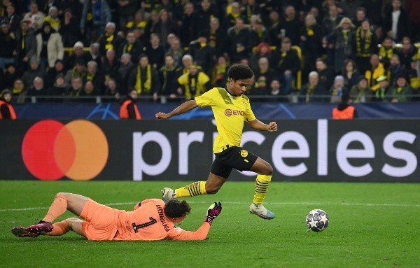 Karim Adeyemi eludió al español Kepa Arrizabalaga antes de anotar el único gol del partido entre el Dortmund y el Chelsea. (Getty Images 2023).
