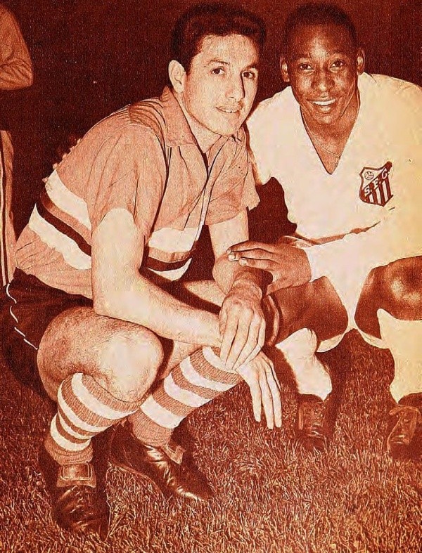 El azul de Colo Colo enfrentando al Santos de Pelé. | Foto: Archivo.