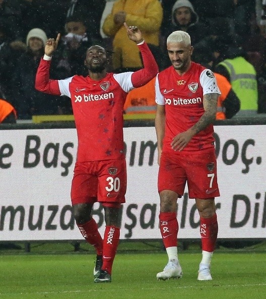 Christian Atsu celebra su último gol con el Hatayspor. 24 horas después se produjo el terremoto en Turquía.