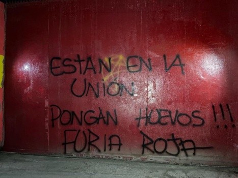 Otro de los rayados por parte de la Furia Roja, hinchada de Unión Española. Foto: Instagram.