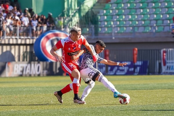 Jordhy Thompson en acción frente a Deportes Copiapó, rival al que le anotó su primer gol profesional. (Guille Salazar/RedGol).