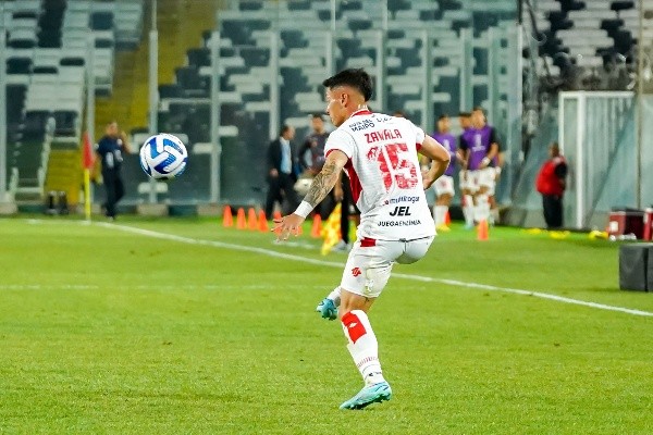 Zavala tuvo un duro choque con los defensas de Cerro Porteño (Foto: Guille Salazar)