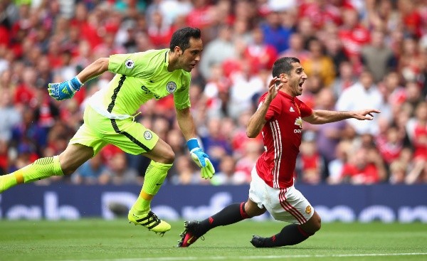 Claudio Bravo vuelve a enfrentar al Manchester United, ahora con la camiseta del Betis. Foto: Getty Images