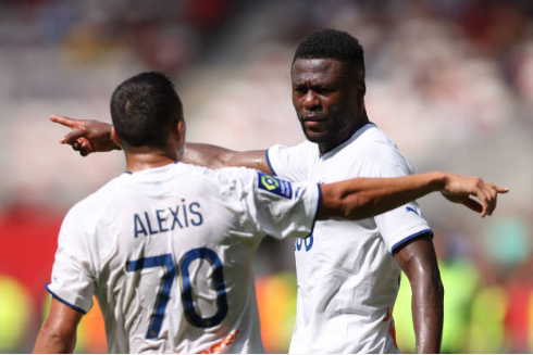 Chancel Mbemba conversa con Alexis Sánchez en un partido del Olympique de Marsella. (Getty Images).