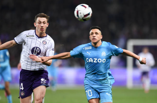 Alexis Sánchez en acción ante el Toulouse. (Getty Images).
