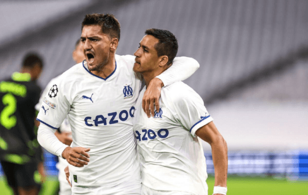 Alexis Sánchez celebra un gol con el turco Cengiz Ünder.
