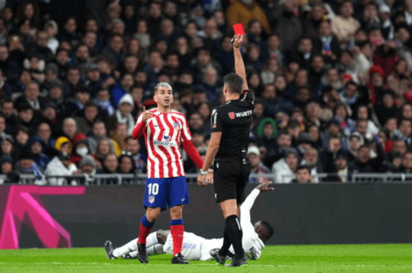 Jesús Gil Manzano expulsó con una tarjeta roja directa a Ángel Correa en el derbi de Madrid. (Getty Images).