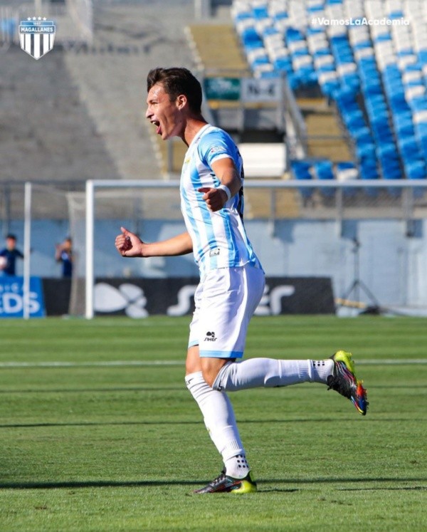 Alfred Canales celebra el gol que le convirtió a Cobresal. (Magallanes).