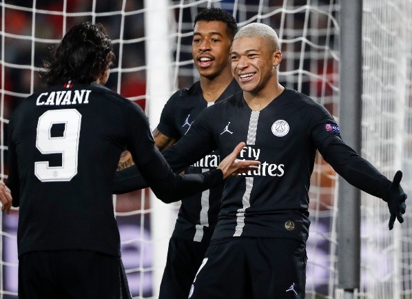 Edinson Cavani celebra con Kylian Mbappé en el PSG. (Getty Images).