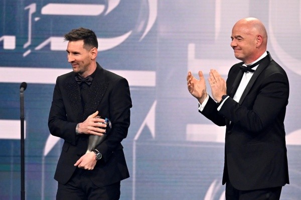 Messi es aplaudido por Gianni Infantino (Getty)