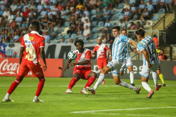 Magallanes goleó a Always Ready y dejó casi lista la clasificación. Foto: Agencia Uno