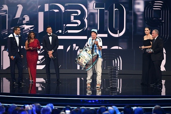 Carlos subió con el bombo a recibir el premio The Best. | Foto: Getty Images.
