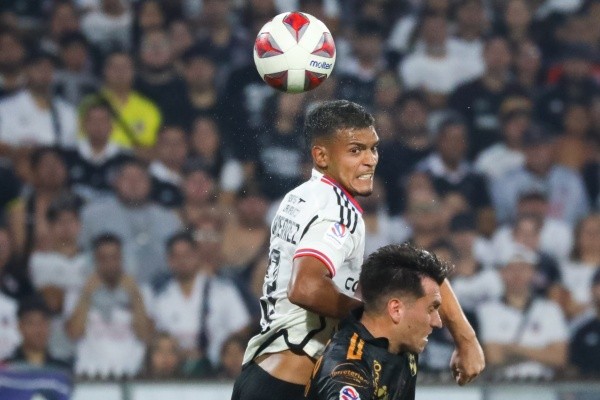 Daniel Gutiérrez disputa un balón aéreo con Juan Cornejo en la derrota de Colo Colo frente a Coquimbo Unido. (Agencia Uno).