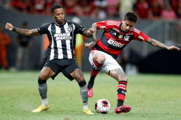Erick Pulgar en acción ante Botafogo, duelo en el que sufrió una fractura. (Getty Images).