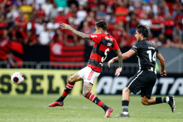 Erick Pulgar se ilusiona con ser uno de los defensas del Flamengo. Foto: Getty Images
