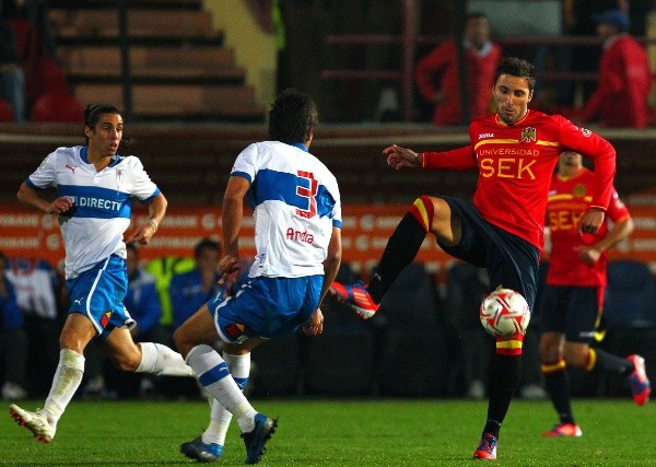 Emanuel Herrera en acción con Unión Española. Marcó 11 goles en el primer semestre de 2012 y emigró al Montpellier de Francia. (Agencia Uno).
