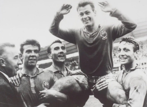 Fontaine en andas tras anotar 13 goles en el Mundial de 1958 (Archivo)