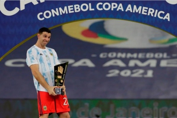 Dibu y su festejo con el trofeo en la Copa América (Foto: Conmebol)