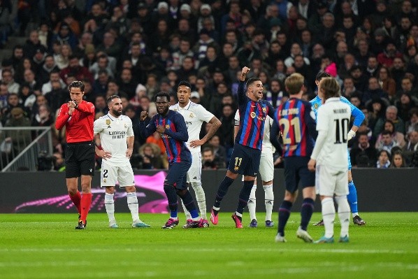 Militao anotó un autogol y le dio el triunfo al Barcelona ante el Real Madrid en el Santiago Bernabéu. Foto: Getty Images