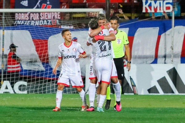 Así celebró César Pérez el gol que le convirtió a la U. de Chile para que Unión La Calera rescatara un empate. (Agencia Uno).