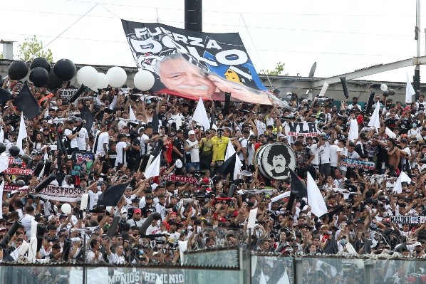 La hinchada de Colo Colo apoya a Carlos Caszely tras la muerte de su esposa, de lo que también hablará en el programa. | Foto: Agencia Uno