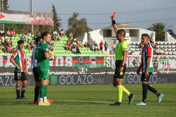 Palestino jugó con uno menos casi la mitad del partido por la expulsión del portero César Rigamonti. | Foto: Agencia UNO.