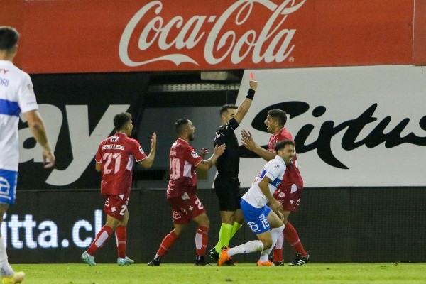 Nicolás Zalazar fue el primero de los tres jugadores expulsados que tuvo Ñublense. | Foto: Agencia UNO.