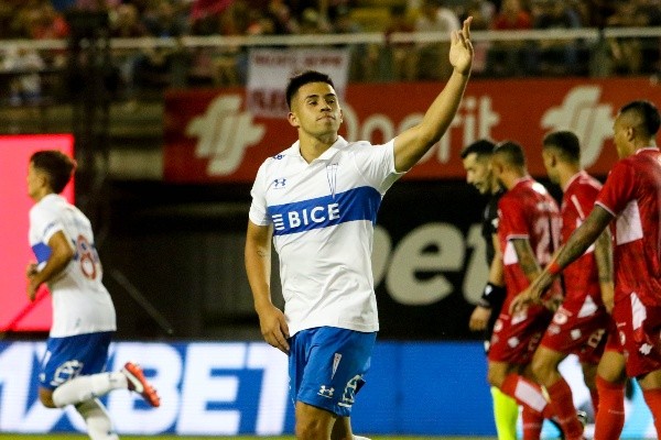 Alexander Aravena anotó en Chillán un nuevo gol con la camiseta de la UC. | Foto: Agencia UNO.