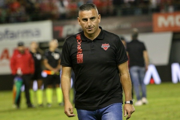 El entrenador de Ñublense, Jaime García, también terminó viendo la tarjeta roja por parte de Fernando Véjar. Foto: Agencia Uno.