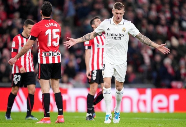 Así le queda a Toni Kroos la camiseta del Real Madrid que reconoce odiar. (Getty Images).