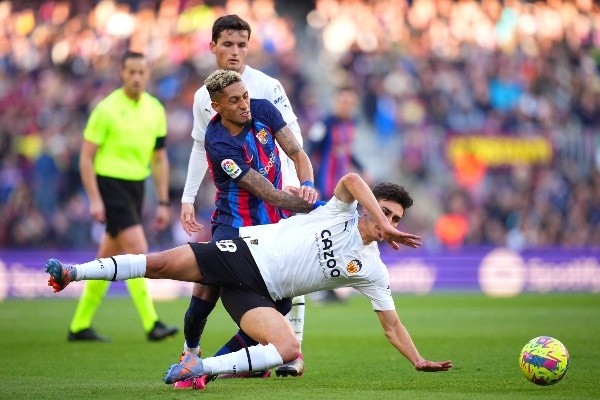 Barcelona derrotó a Valencia y se quedó de líder en el fútbol español. | Foto: Getty