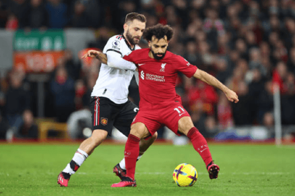 Luke Shaw disputa un balón con el imparable Mohamed Salah. (Getty Images).