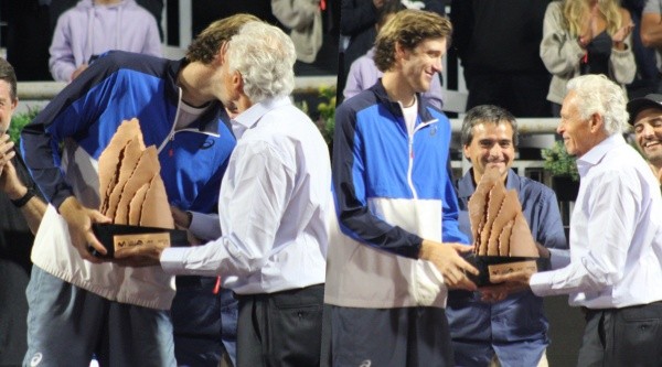 Jaime Fillol le entregó el título del Chile Open a su nieto Nicolás Jarry. | Foto: Héctor Orrego / RedGol