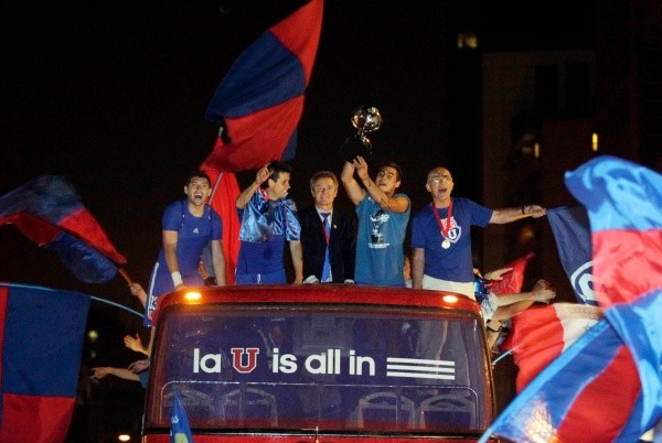Valdés celebra el título de la Copa Sudamericana 2011 junto al plantel e hinchas de Universidad de Chile. | Foto: Agencia Uno