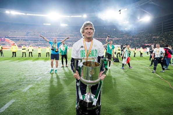 Manuel Pellegrini ganó la Copa del Rey 2021-22 con el Real Betis. | Foto: Getty Images.