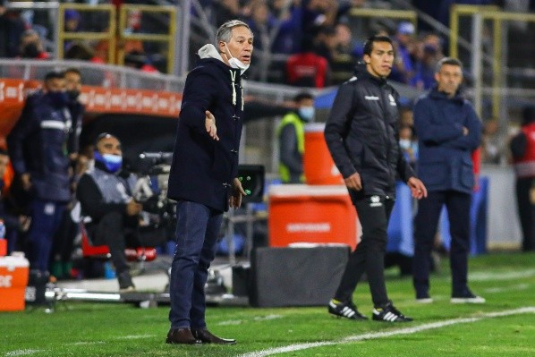 Ariel Holan en el partido que la UC perdió ante Talleres de Córdoba por la fase de grupos de la Copa Libertadores 2022. (Getty Images).