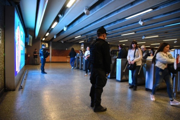 Guardias tácticos en Metro Estación Central