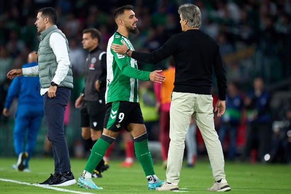 Manuel Pellegrini junto a Borja Iglesias, uno de los mejores jugadores del Betis. (Getty Images).
