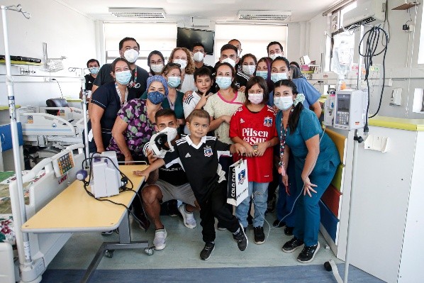 Parte del plantel de Colo Colo visitó a niños con cáncer en la previa del Superclásico. | Foto: Colo Colo/Sebastián Órdenes