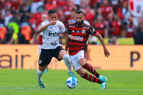 Vitor Roque en acción por Athletico Paranaense ante Flamengo en la final de la Copa Libertadores 2023. (Getty Images)