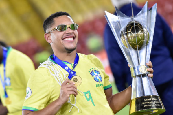 Vitor Roque luce el trofeo de campeón que Brasil ganó en el Sudamericano Sub 20 de Colombia 2023. (Getty Images).